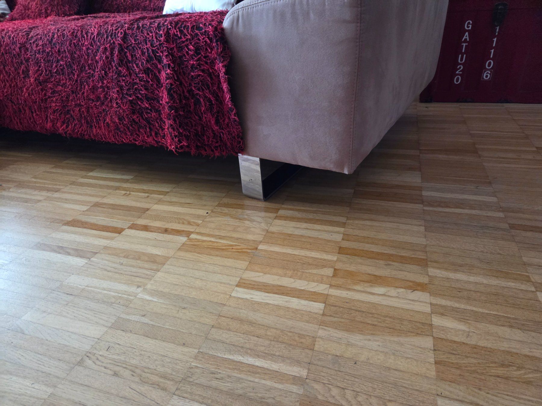Sofas: Hochwertige Eckcouch / Sofagarnitur in Beige inkl. Hocker – Gebraucht aus Möhlin von Azbi 7