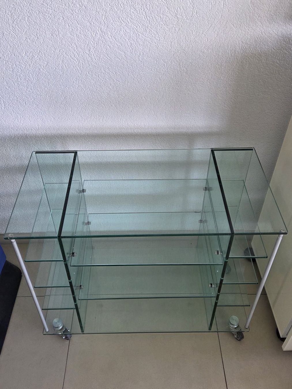 Mobili TV: Glas Möbel Rollen guter Zustand – Usato da Schüpfen venduto da Rollingdancer91 1