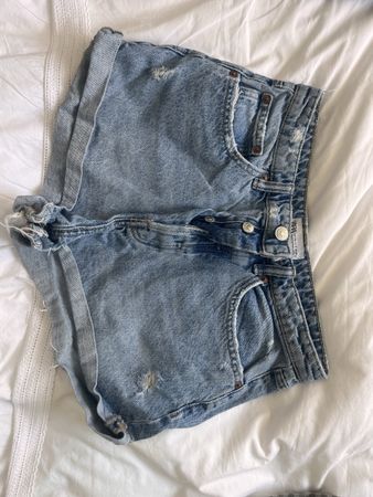 Zara denim shorts, size 6. Casual, perfect for summer!