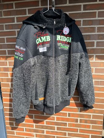 Warme Jacke mit Kapuze 