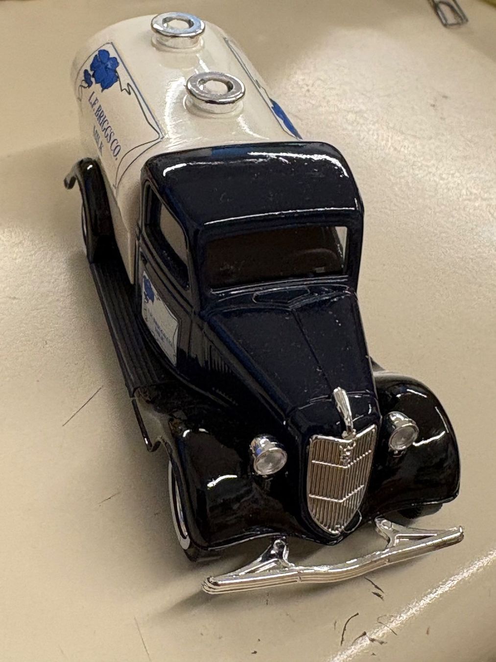 Solido Modellautos: Solido - Ford V8 Milchtransporter 1936 - 1:43 – Gebraucht aus Lausen von hot-preis 3