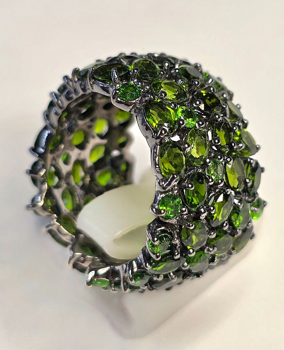 Bagues: Eternity Ring mit sattgrünen Edelsteinen – Neuf (Voir description) à Zürich par adriben 6