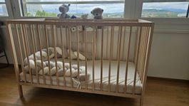 Wooden Crib w/ 2 positions - Great Condition (mattress incl)