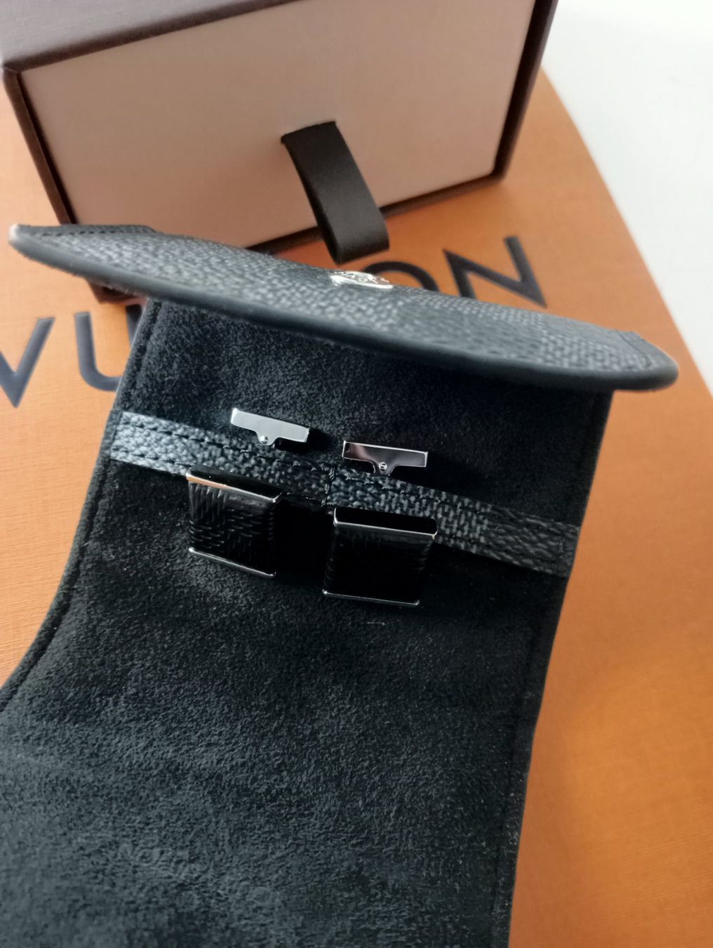 Louis Vuitton Gemelli: Louis Vuitton Manschettenknöpfe, Neu. – Nuovo e nell'imballaggio originale da Oberdorf NW venduto da ale_6r6c 1