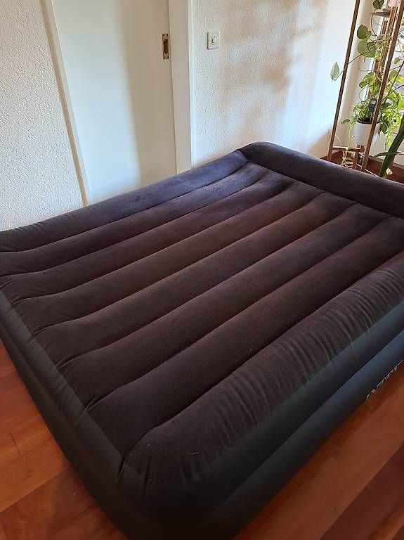 Betten: Intex Luftbett mit integrierter Pumpe – Gebraucht aus Biel/Bienne von Kyruna