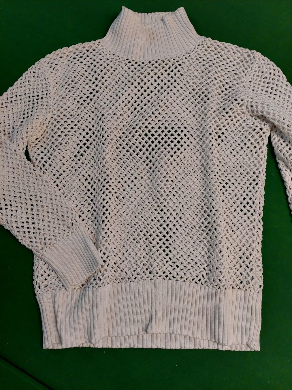 Pullover & Sweatshirts: Pullover mit Gucklöcher – Gebraucht aus Wynau von Meysi