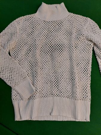Pullover mit Gucklöcher