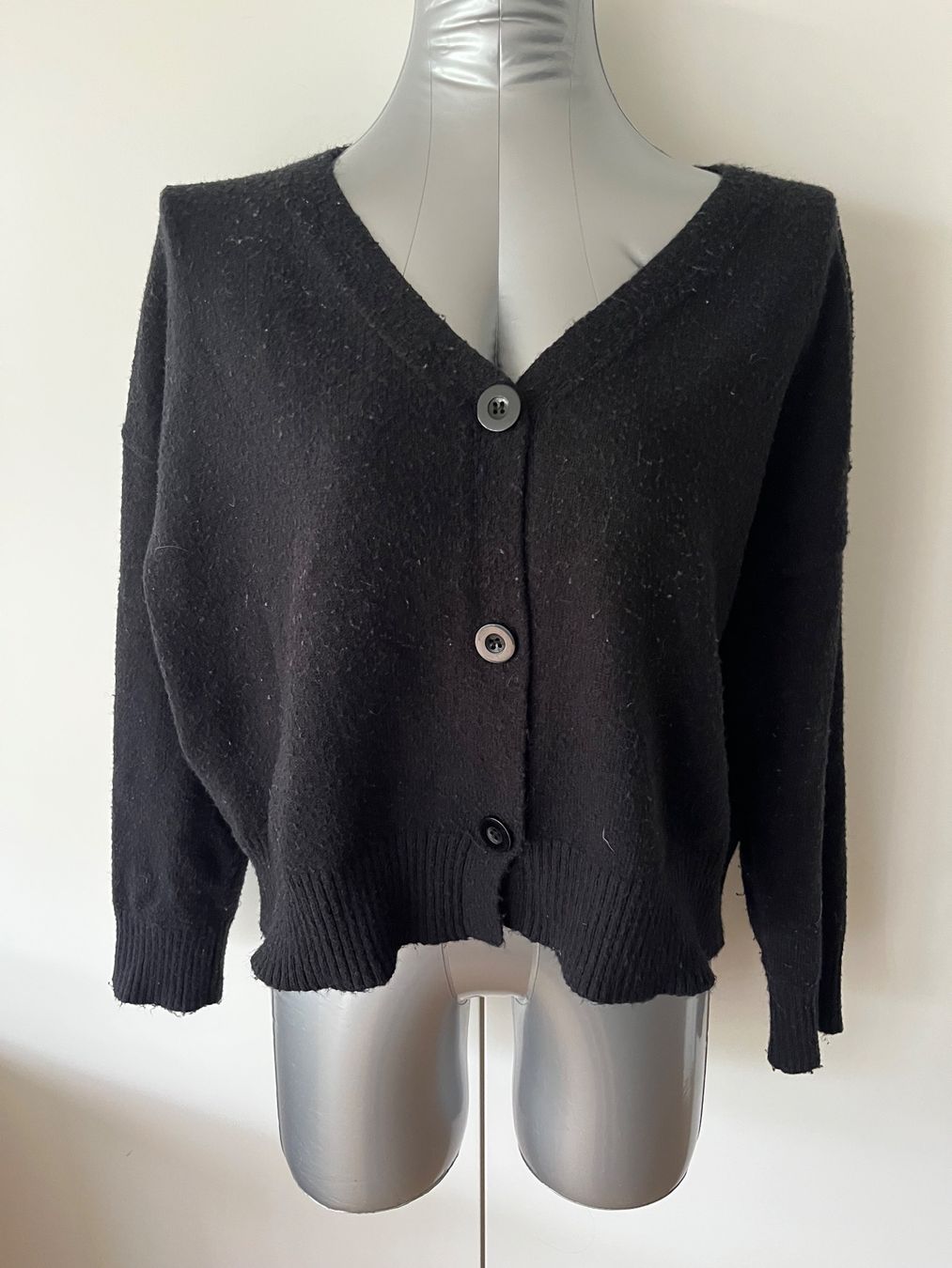 Vestes: Schwarzes Strickjäckchen Basic M-L – D'occasion à Gümligen par blackberrys