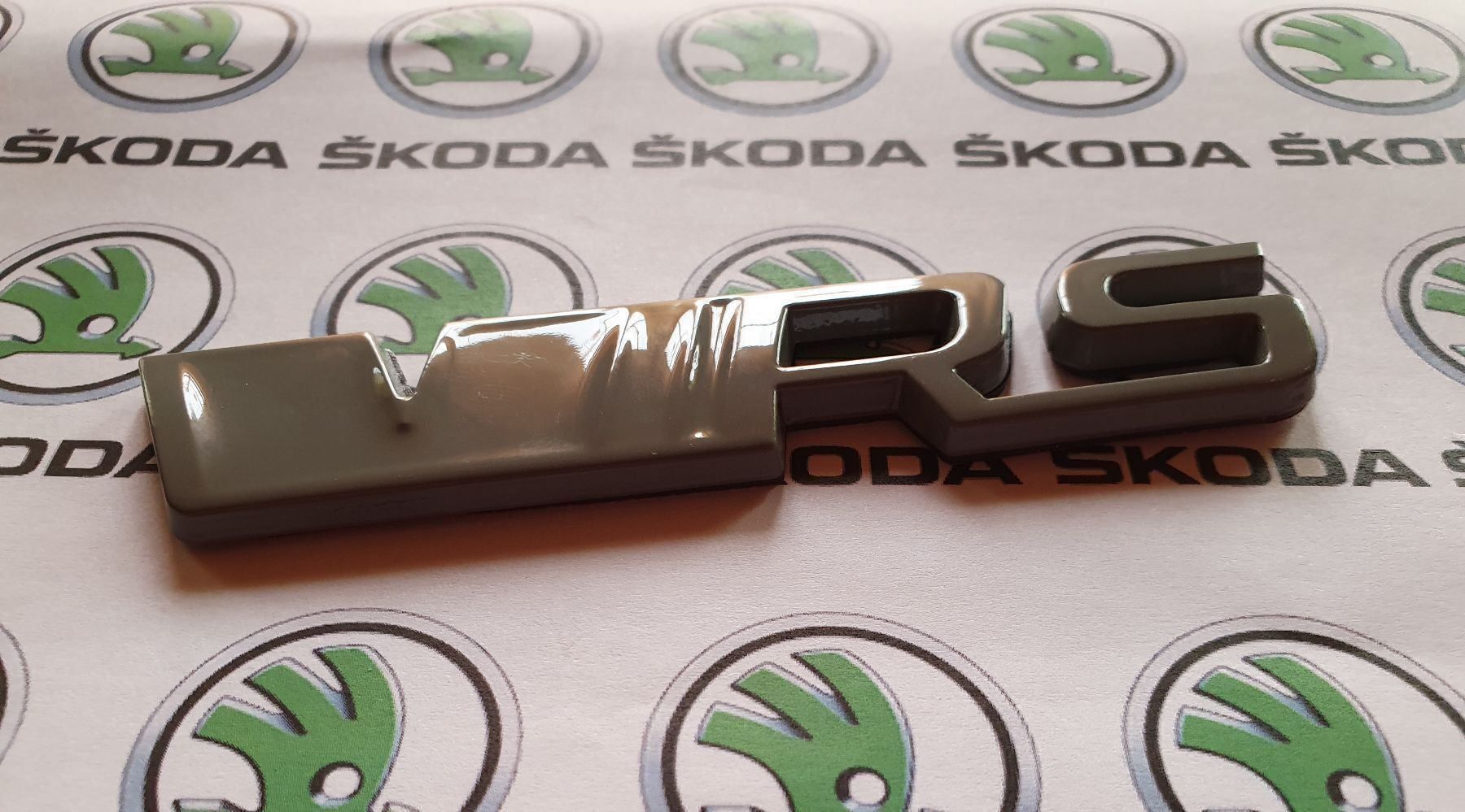 Skoda Alle Autoersatzteile: Skoda V-RS Emblem Steel Grey – Neu und originalverpackt aus Reichenbach im Kandertal von Elhomajo