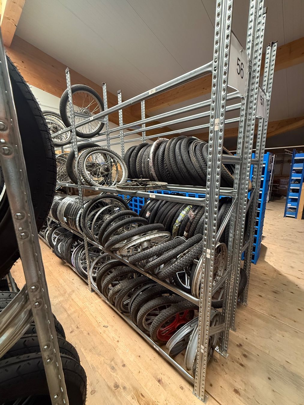 Scaffali: Pneuregal Auto/Motorrad/Mofa/Velo – Usato da Hallau venduto da mofaplus 1