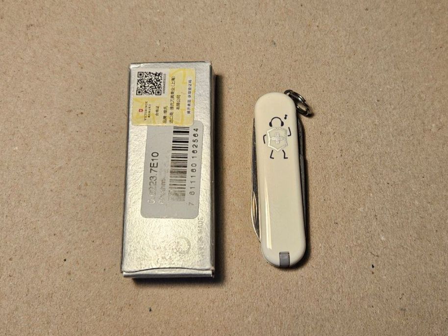 Victorinox Coltelli tascabile: Victorinox classic SD Rhythms – Nuovo e nell'imballaggio originale da Bogis-Bossey venduto da redharvest