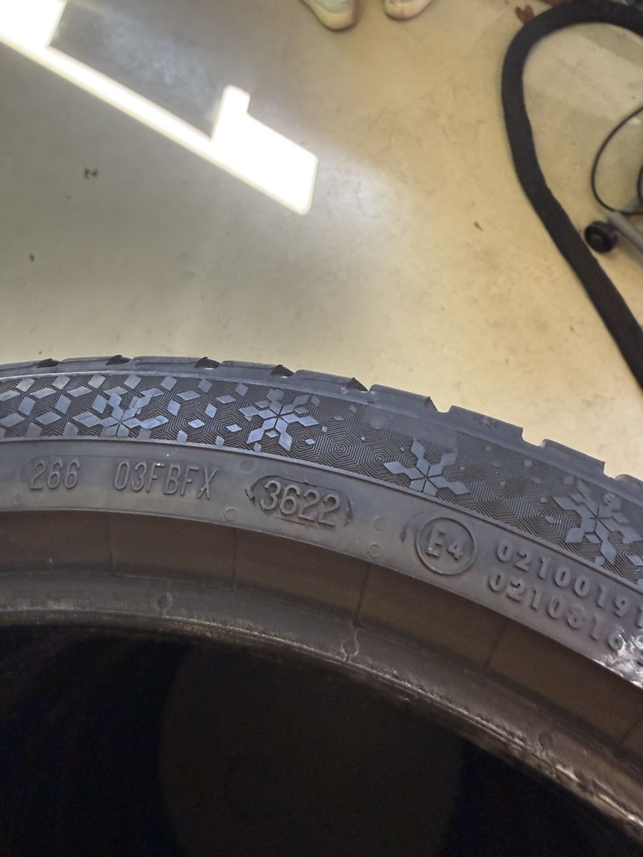 Pneus & Kompletträder: Winterreifen 225/40 r18 – Gebraucht aus Dürnten von Tritoi 1
