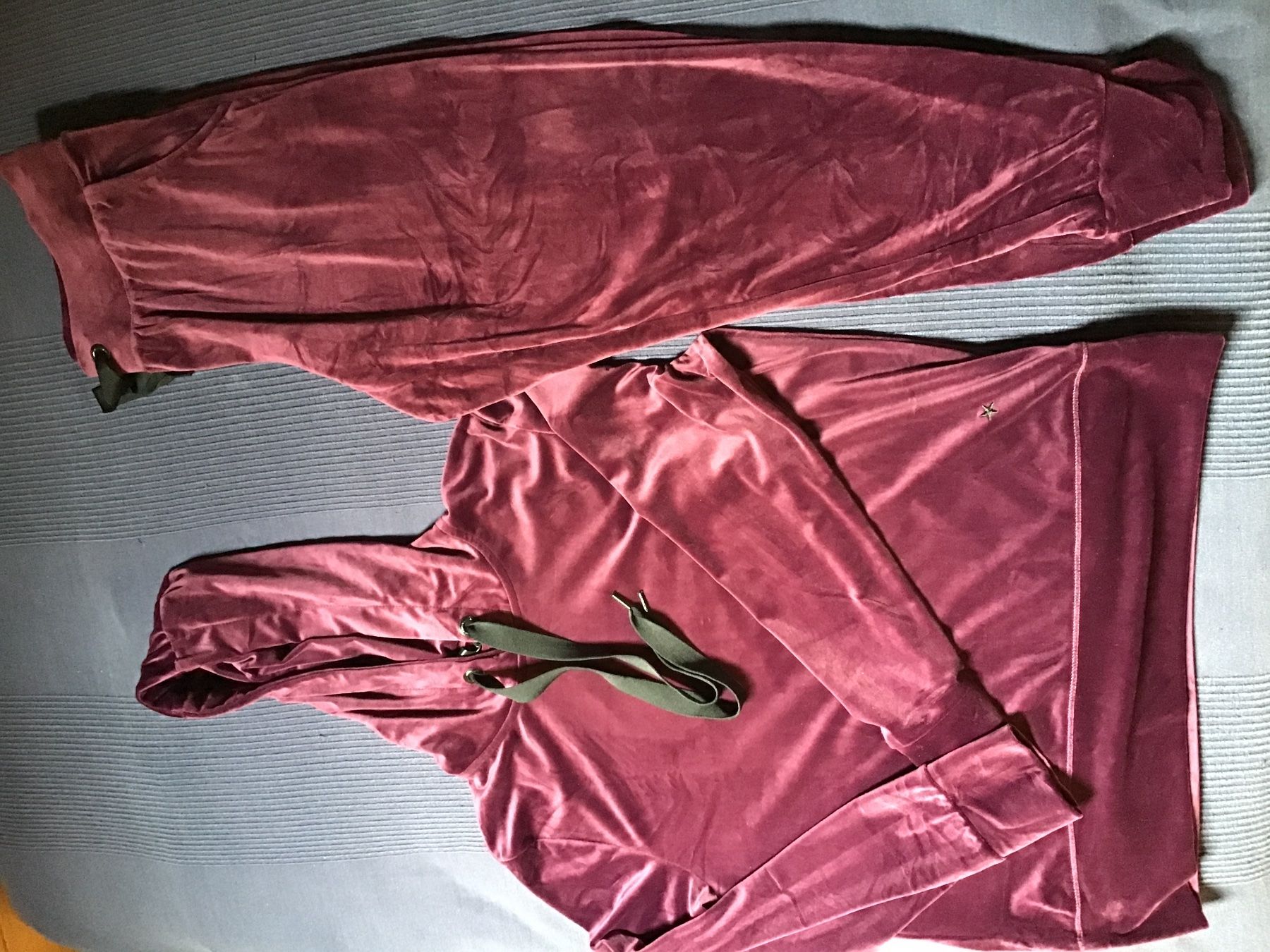 Anzüge & Kostüme: Trendiger Samt-Hausanzug in Weinrot, Grösse L, Neu! – Neu und originalverpackt aus Rüti ZH von Wernika1