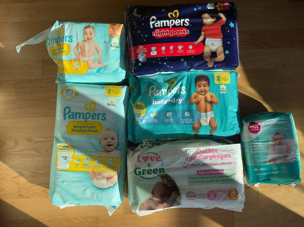 Pampers Secchi per pannolini & Pannolini: Lot de couches pour enfant – Nuovo e nell'imballaggio originale da Yverdon-les-Bains venduto da ele_z7jf