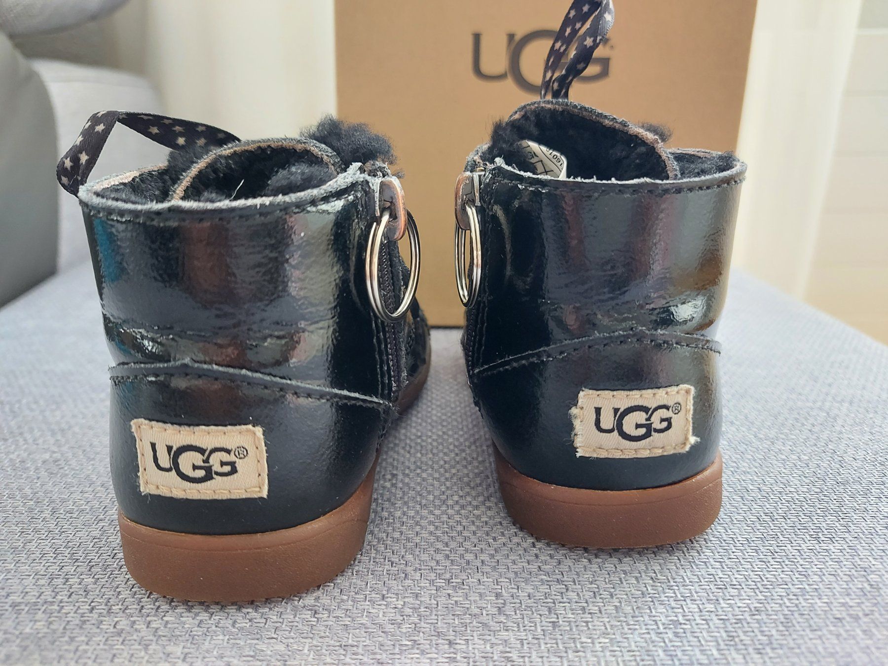 Ugg Schuhe für Mädchen: Schwarze UGG Halbschuhe Gr. 23½ / 23.5 – Gebraucht aus Flims Dorf von Truemorish 2