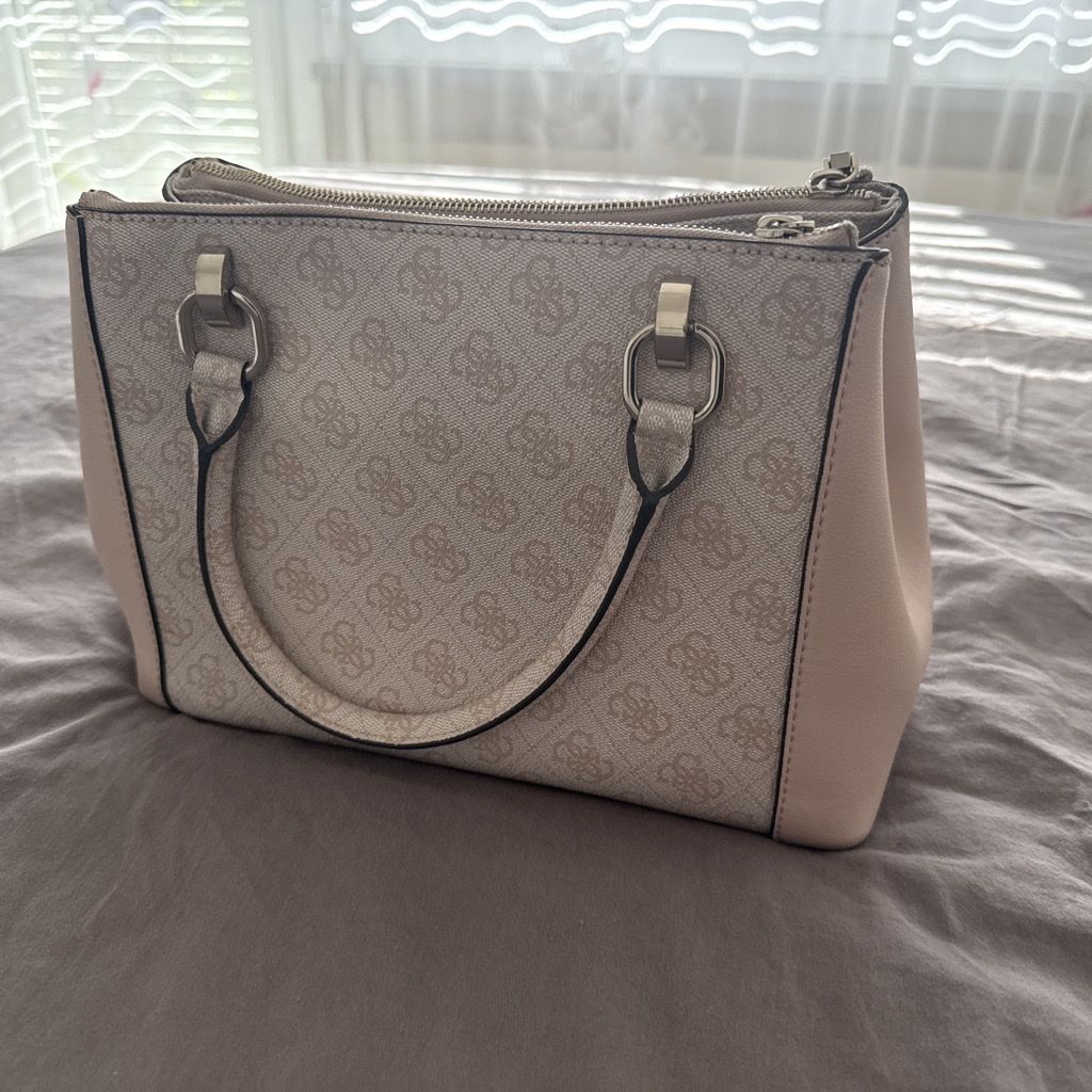 Guess Borse da donna: GUESS Handbag – Nuovo (secondo la descrizione) da Dulliken venduto da alb_k8v7 2