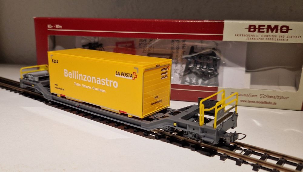 RhB Tragwagen Sbk-v 7705 mit Post "Bellinzonastro", Bemo HOm 4