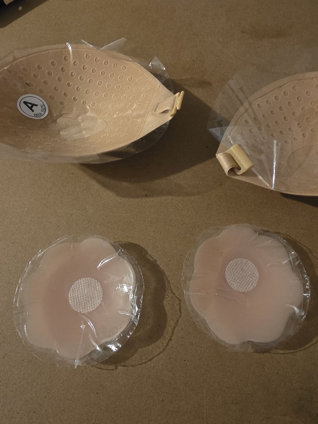 Autres dessous: 2 Paar Brust-Klebepads Neu / OVP Grösse A – Neuf avec emballage d'origine à Riniken par Strikeone 2
