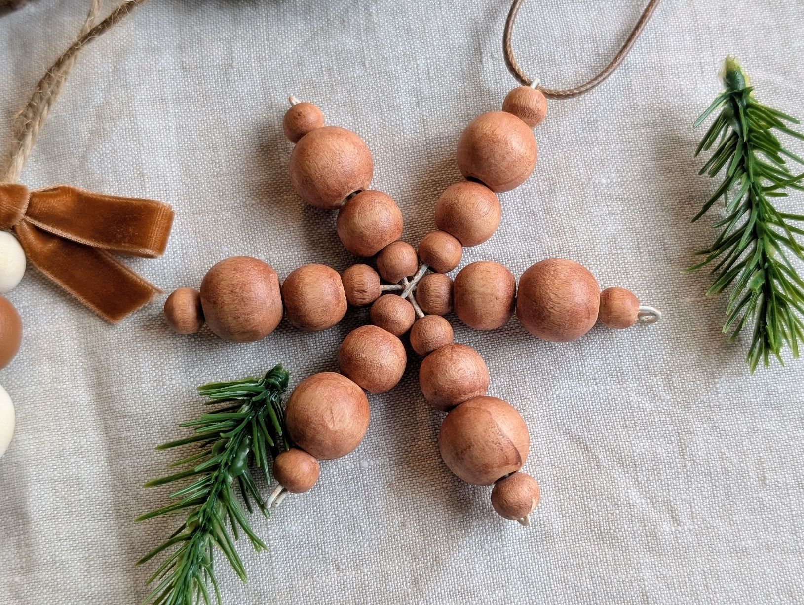 Tutte le decorazioni: Hand Painted Wooden Christmas Ornaments Set,  Rustic Charm – Nuovo e nell'imballaggio originale da Winterthur venduto da LaVieColor 6