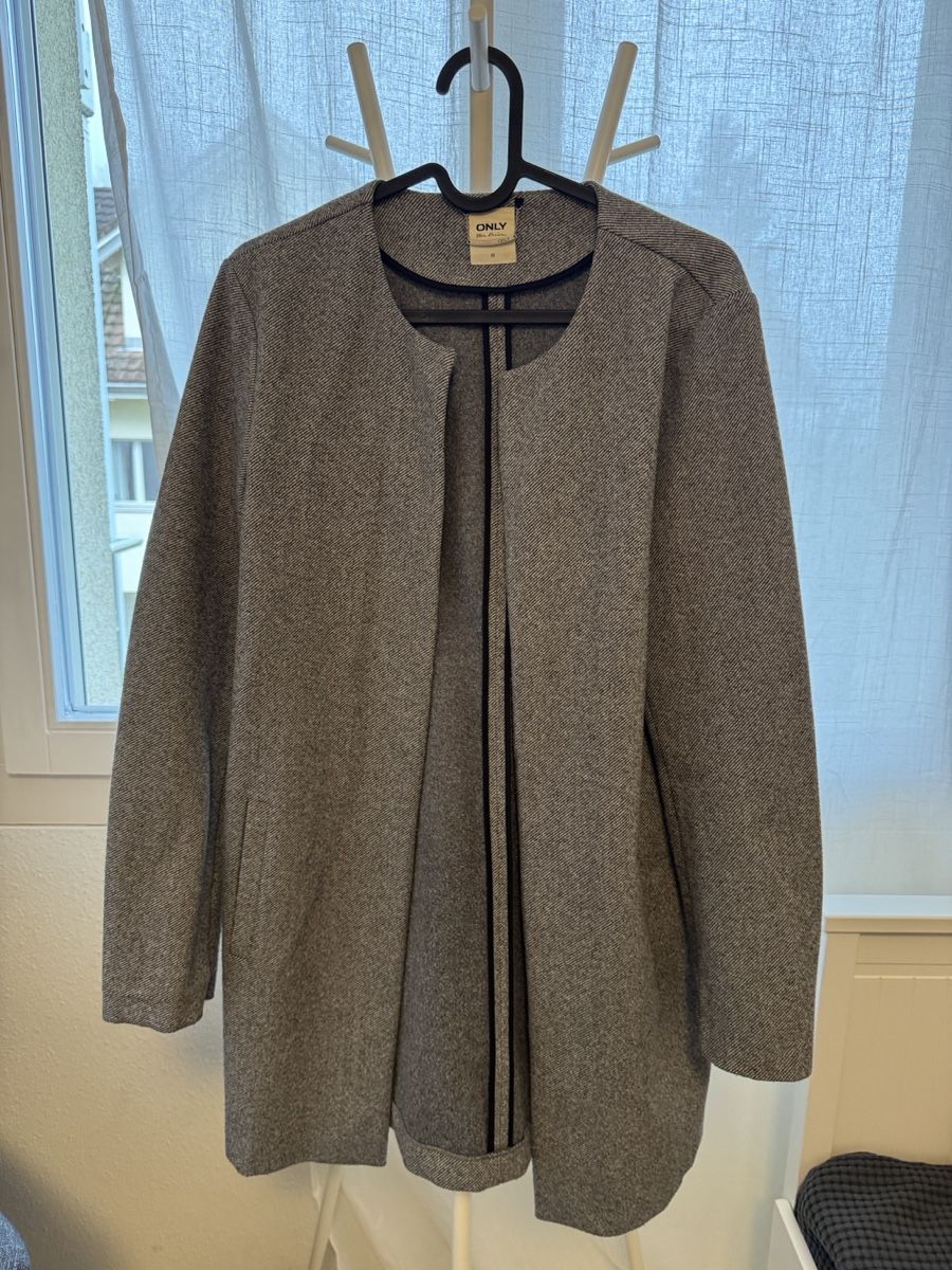 Only Cappotti: ONLY Jacke Damen Grösse M Grau – Usato da Allenwinden venduto da spe_dw2w