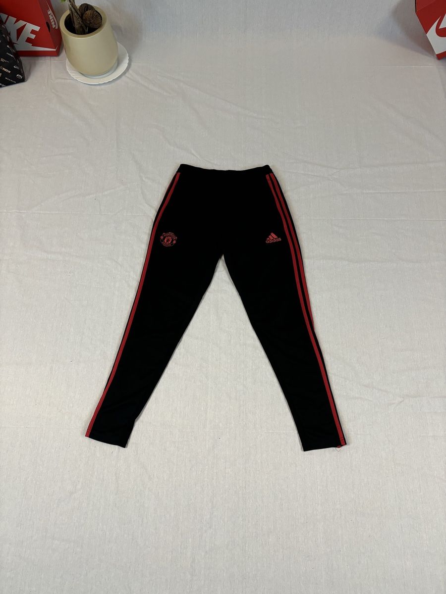 Adidas Pantaloni: Adidas Trainerhose Manchester United – Nuovo (secondo la descrizione) da Lindau venduto da KT_Vintage