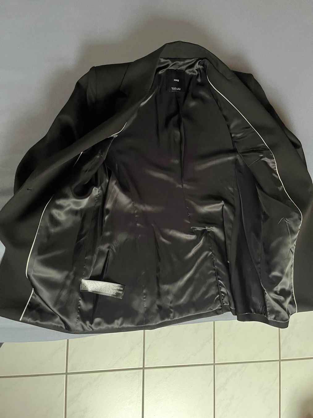 Mango Giacche: Schicker Mango Blazer, Grösse L, schwarz, neuwertig. – Nuovo (secondo la descrizione) da Schaffhausen venduto da GreenApple212 2
