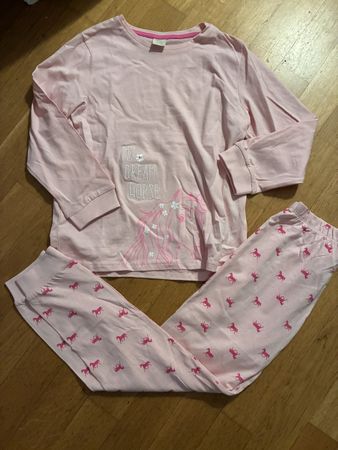 Schönes Pyjama Gr. 110/116, Neu