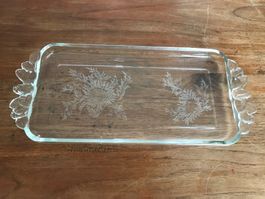 Servierplatte aus Glas mit Gravur
