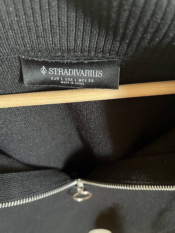 Maglioni & Felpe: SCHWARZER STRADIVARIUS PULLOVER MIT REISSVERSCHLUS – Usato da Basel venduto da lis_hv8g 1