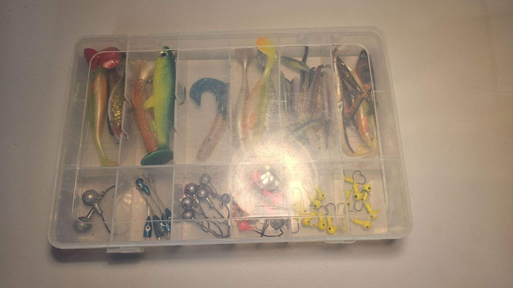 Köder: Box gefüllt mit diversen Gummifischen Jigköpfe – Gebraucht aus Abtwil SG von Fischerei_Artikel