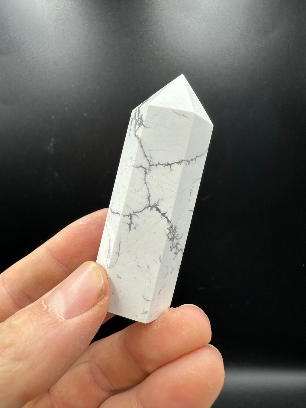 Minerali & Pietre curative: Weisser Howlith Obelisk, Spitze – Nuovo e nell'imballaggio originale da Männedorf venduto da Handschmeichler 1