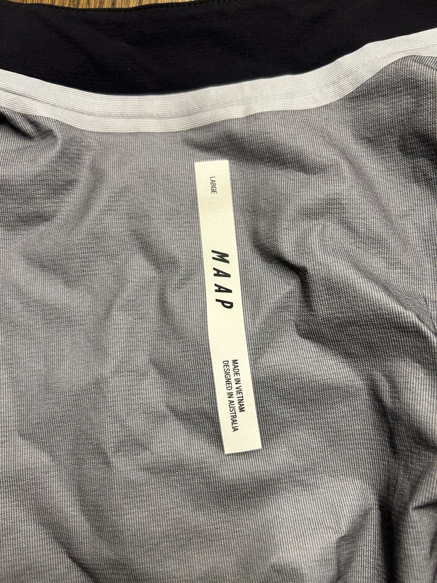 Canottiere & Pantaloni: Maap Atmos Regenjacke – Nuovo (secondo la descrizione) da Basel venduto da laurin_bachmann 2