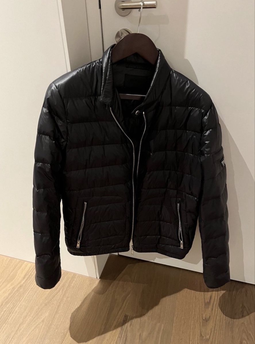 Prada Giacche: PRADA Schwarze Daunenjacke, Grösse 52 – Usato da Zürich venduto da eli_76fw
