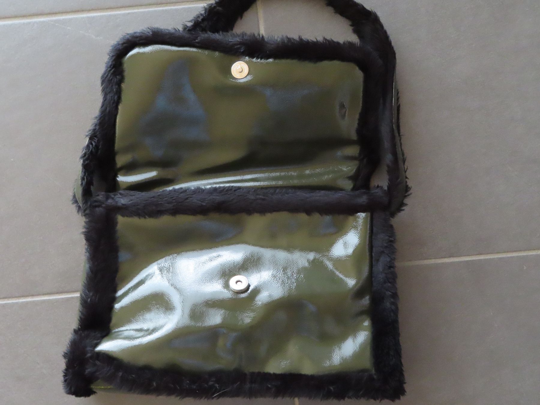 Globus Borse da donna: schöne Tasche oliv mit Fell GLOBUS +++top+++ – Usato da Wallenried venduto da Asyano 1
