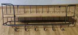 Moderne Wandgarderobe im Industrial-Stil mit Holzablage