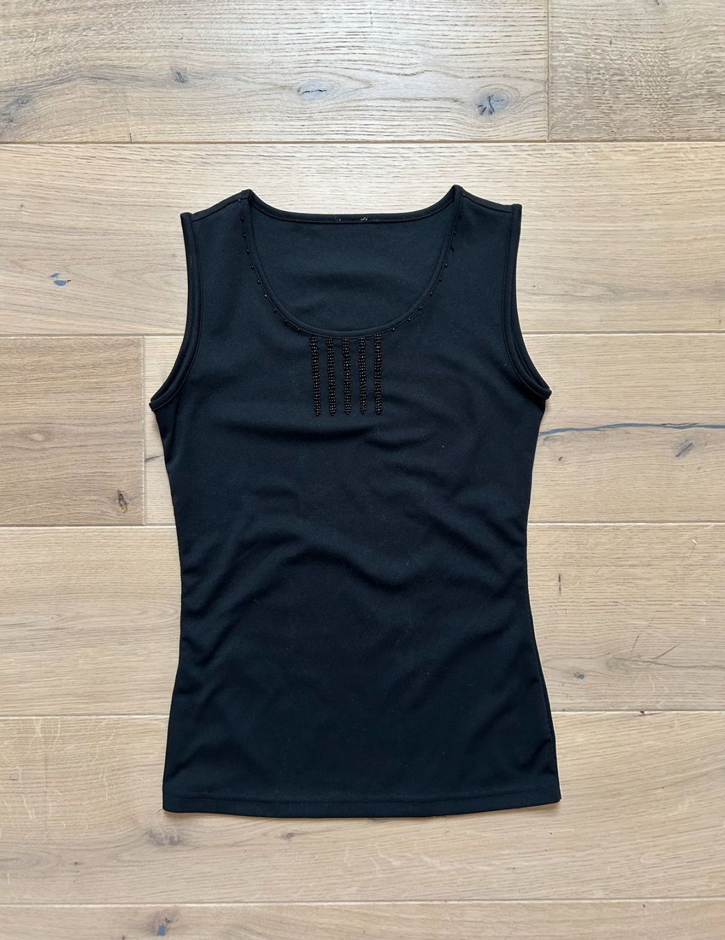 Top: Schwarzes Tanktop mit Perlen, Gr M – Usato da Richterswil venduto da sop_zwd9