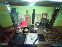 Assortiment d'objets pour vide-greniers ou brocante 