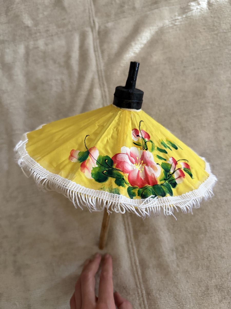 Tutte le decorazioni: Mini parasol jaune peint à la main avec fleurs – Nuovo (secondo la descrizione) da Lausanne venduto da Stephaniesdressing 4