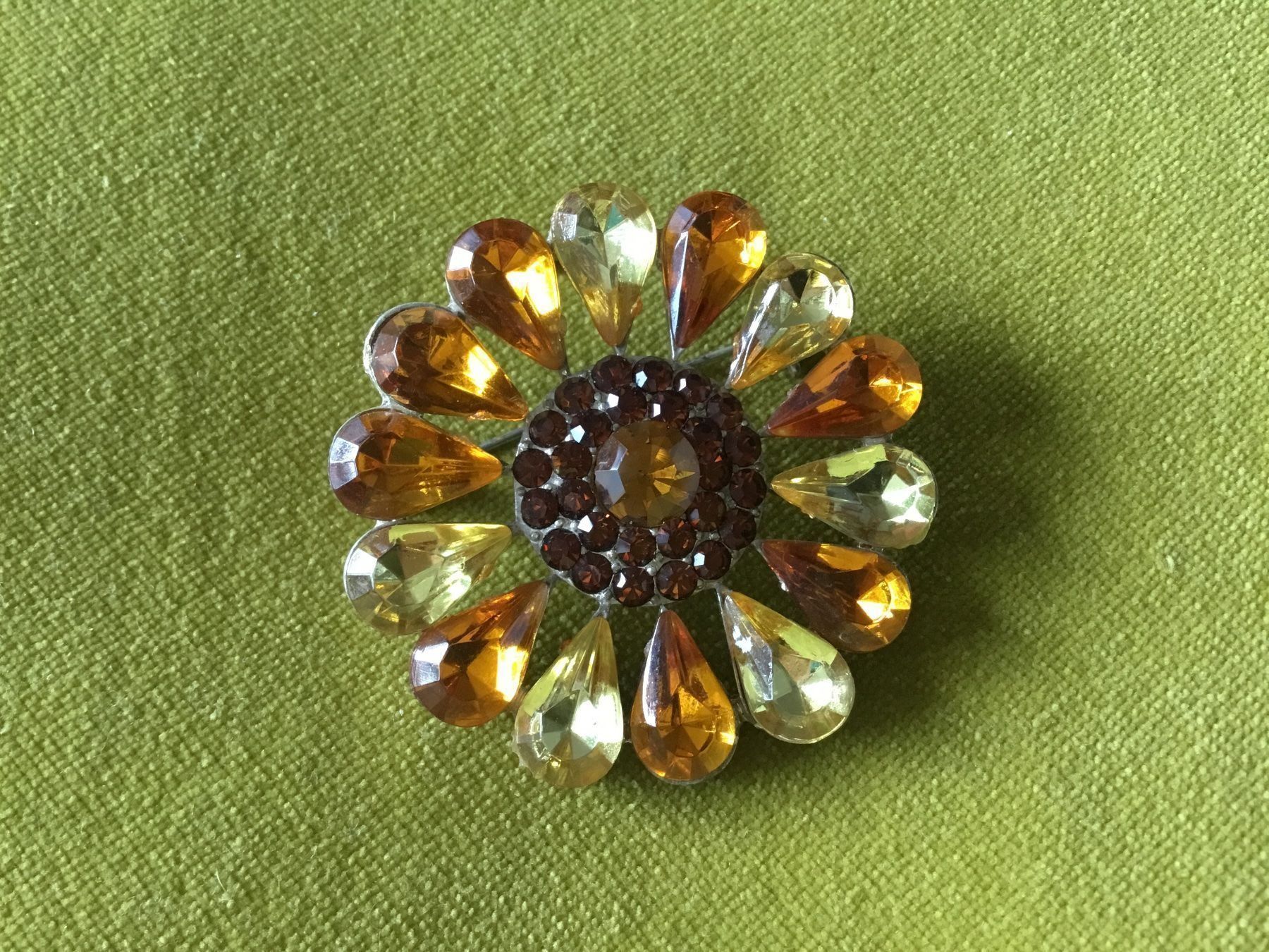 Spille & Fermagli: Broche décorative fleur jaune ocre – Nuovo e nell'imballaggio originale da Le Landeron venduto da nic_8hd5 1