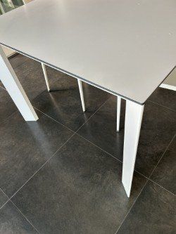 Tavoli: Esstisch mit 4 Designstühlen – Usato da Zürich venduto da Luci08 2