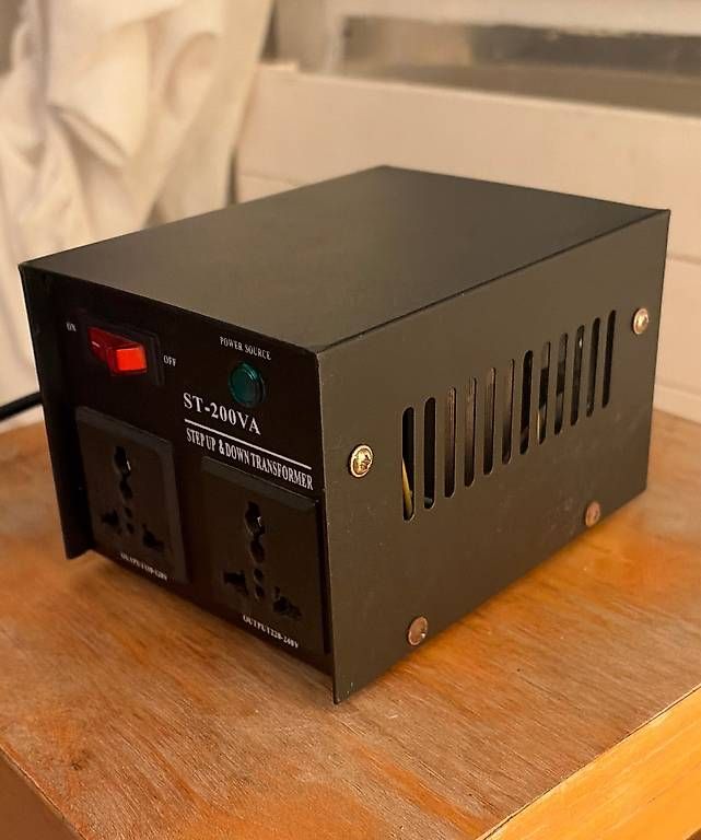 Convertisseurs: Step-up / Step-down Transformer Converter – D'occasion à Zürich par Emaille123 3