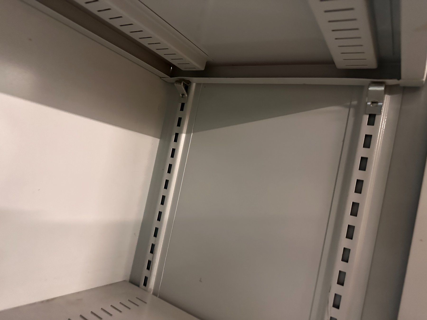 Lista Armadi: Lista Metallschrank mit 2 Schwerlast-Tablaren – Usato da Necker venduto da liq24 2
