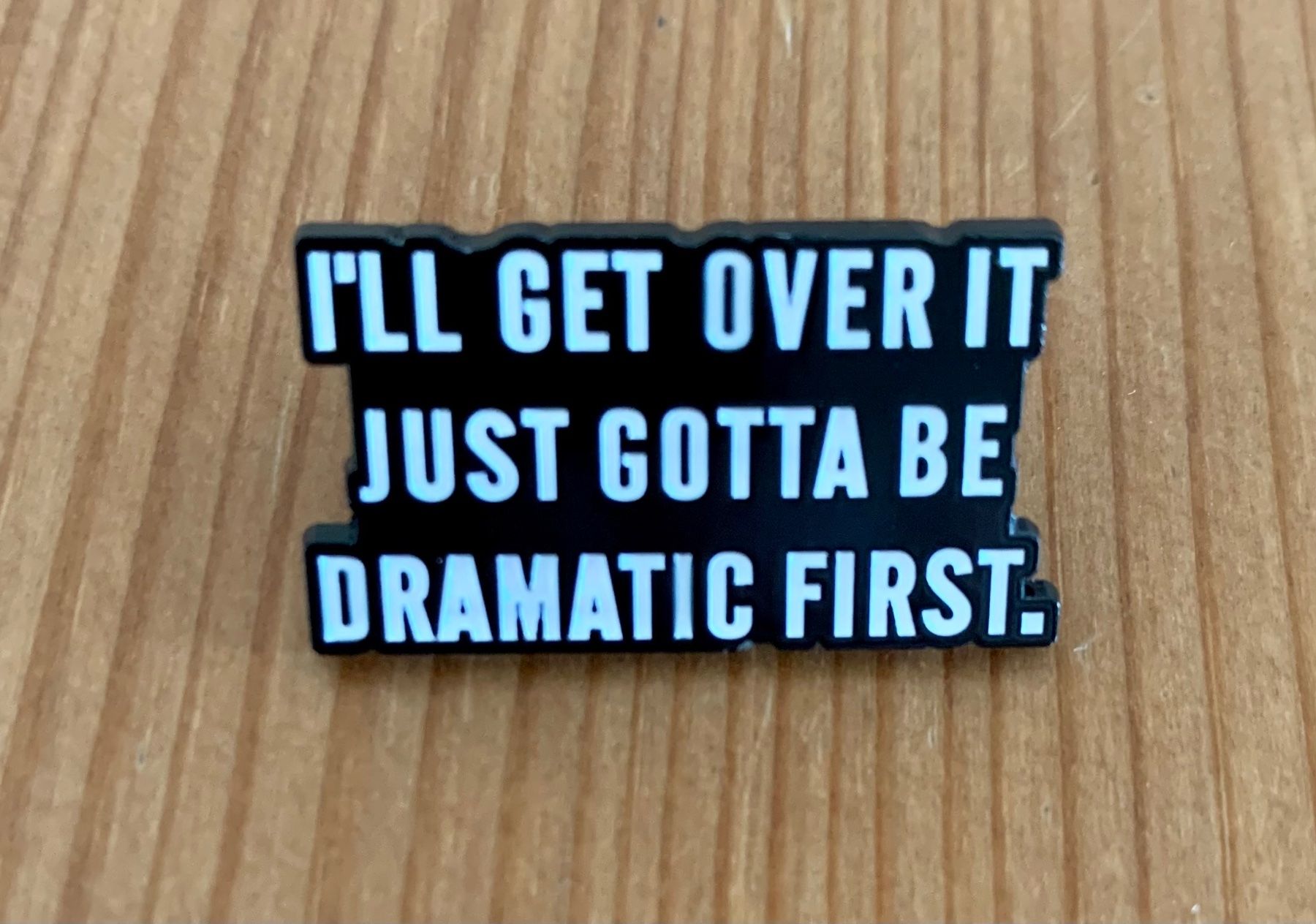 Plaketten & Abzeichen: Lustiger Pin I'll get over it just gotta be dramatic first. – Neu und originalverpackt aus Geneve von vane267