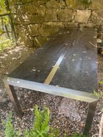 Grande table de granit pour jardin-terrasse