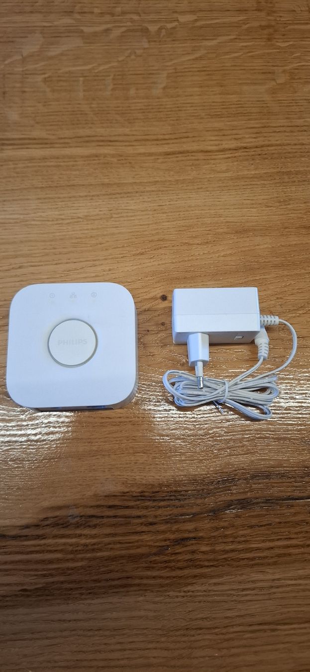 Philips Hub & Switch: Philips Hue Bridge mit Netzteil – Usato da Guntershausen venduto da Jtattoo