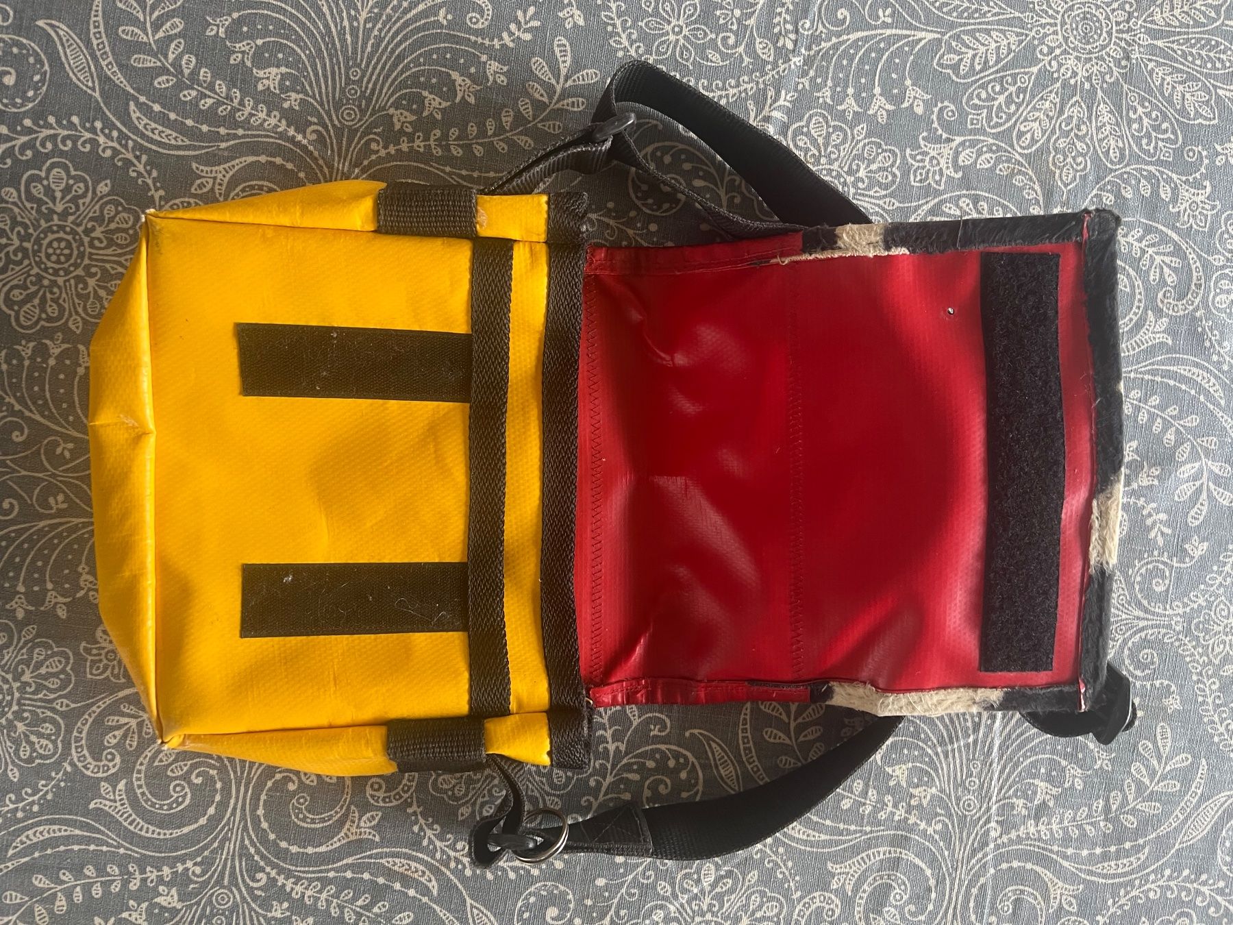 Borse: Unique Cowhide Pattern Shoulder Bag, Red Leather Accent – Usato da Bertschikon Gossau venduto da Weezysarchive 2