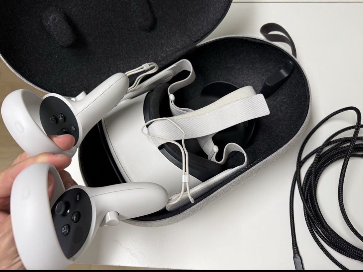 Meta VR Brille: Meta Quest 2 VR Headset with Case and Controllers – Gebraucht aus Zürich von kspruthviraj 2