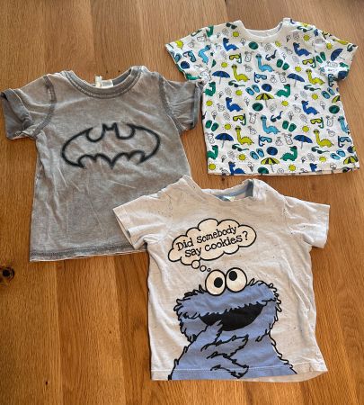 3 T-Shirts Gr. 74 Batman, Krümelmonster, Dinosaurier