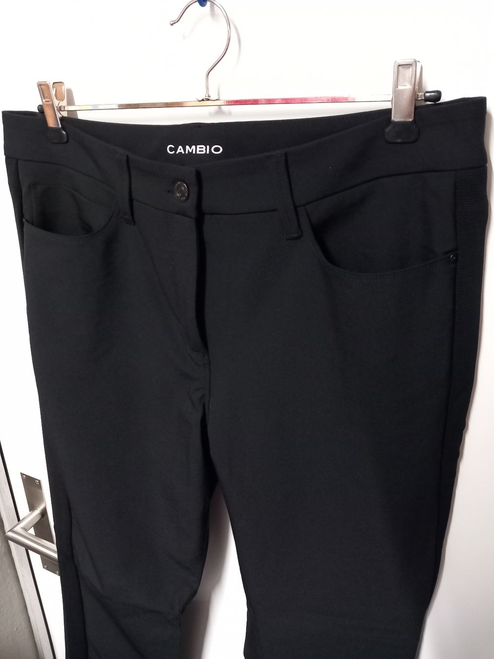 Cambio Pantaloni: CAMBIO Elastische, elegante Hose Gr.44 schwarz, neuwertig – Nuovo (secondo la descrizione) da Gwatt (Thun) venduto da umwelt-brocki 1