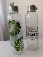 Zwei Glastrinkflaschen mit Spruch / Blattprint